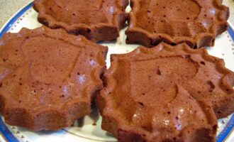 Классические шоколадные кексы с изюмом в алкогольной пропитке