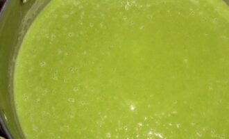 Суп-пюре из зелёного горошка с чесноком и сливками