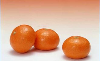 Освежающий салат из морепродуктов в грейпфруте