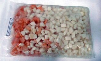 Освежающий салат из морепродуктов в грейпфруте