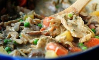 Куриный пирог в горшочке с овощами и грибами