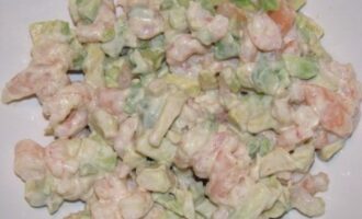 Освежающий салат из морепродуктов в грейпфруте