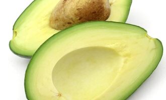 Освежающий салат из морепродуктов в грейпфруте