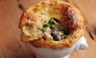 Куриный пирог в горшочке с овощами и грибами