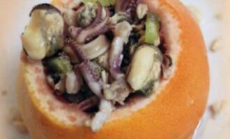Освежающий салат из морепродуктов в грейпфруте
