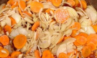 Куриный пирог в горшочке с овощами и грибами
