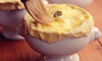 Куриный пирог в горшочке с овощами и грибами