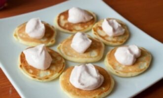 Мини-блинчики с лососем и сметанным кремом