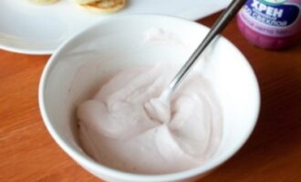 Мини-блинчики с лососем и сметанным кремом