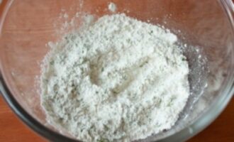 Мини-блинчики с лососем и сметанным кремом