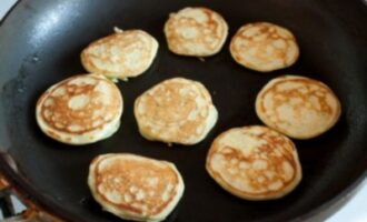 Мини-блинчики с лососем и сметанным кремом