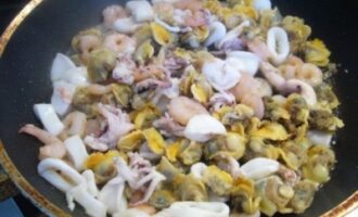 Теплый салат со спаржей и морским коктейлем