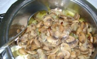 Теплый салат с кедровыми орехами и шампиньонами