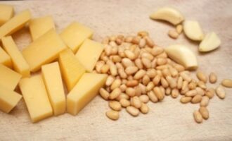 Теплый салат с кедровыми орехами и шампиньонами
