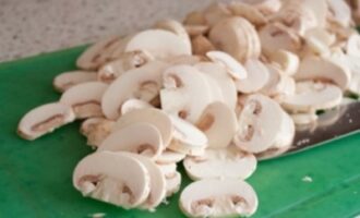 Теплый салат с кедровыми орехами и шампиньонами