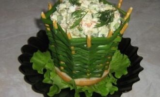 Салат в луковой корзинке: рецепт и подача