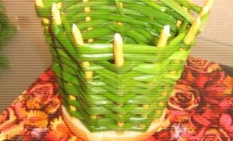 Салат в луковой корзинке: рецепт и подача