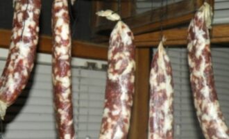Как приготовить домашнюю вяленую колбасу