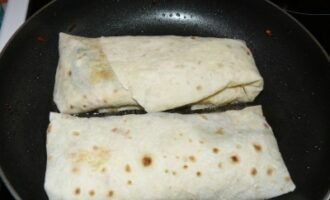 Лаваш с сыром и зеленью на сковороде Бртуч