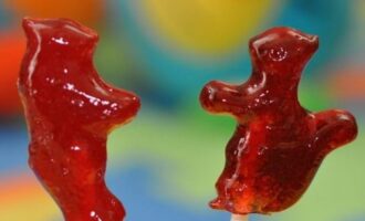 Домашние сахарные конфеты на палочке