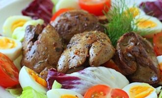 Классический салат с куриной печенью и перепелиными яйцами