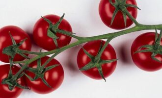 Классический салат с куриной печенью и перепелиными яйцами