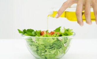 Классический салат с куриной печенью и перепелиными яйцами