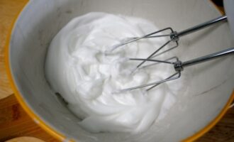 Как приготовить яичные гнезда с сыром и хлебными гренками