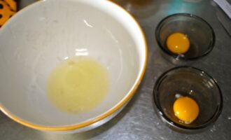 Как приготовить яичные гнезда с сыром и хлебными гренками