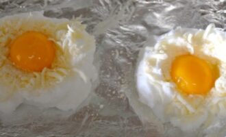 Как приготовить яичные гнезда с сыром и хлебными гренками