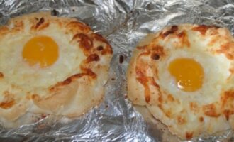 Как приготовить яичные гнезда с сыром и хлебными гренками