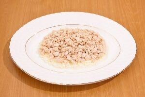 Сырный слоеный салат с орехами и курицей