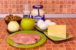 Сырный слоеный салат с орехами и курицей