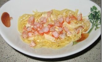 Сырный салат с ананасами и креветками