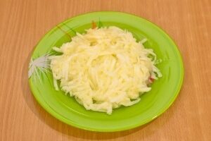 Сырный слоеный салат с орехами и курицей