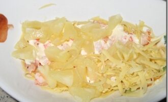 Сырный салат с ананасами и креветками