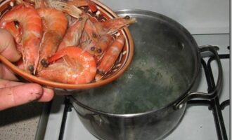 Сырный салат с ананасами и креветками