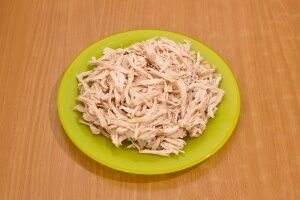 Салат с Сыром, Куриным Филе и Домашними Сухариками