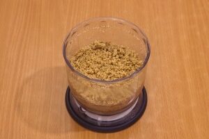 Сырный слоеный салат с орехами и курицей