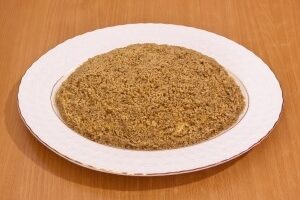 Сырный слоеный салат с орехами и курицей