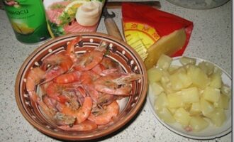 Сырный салат с ананасами и креветками