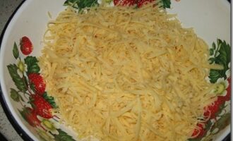 Сырный салат с ананасами и креветками