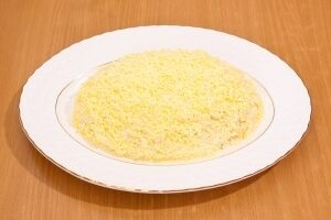 Сырный слоеный салат с орехами и курицей