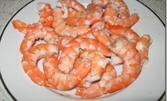 Сырный салат с ананасами и креветками