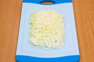 Сырный слоеный салат с орехами и курицей