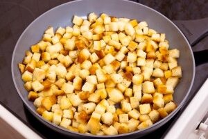 Салат с Сыром, Куриным Филе и Домашними Сухариками