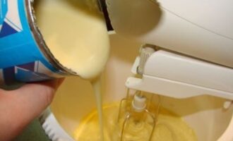 Сметанник на сгущенном молоке с шоколадной глазурью: пошаговый рецепт