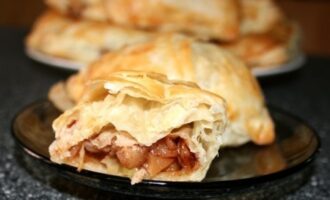 Слойки с яблоками