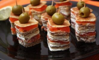 Канапе из блинов на шпажках