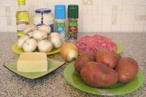 Картофельная запеканка с фаршем и грибами